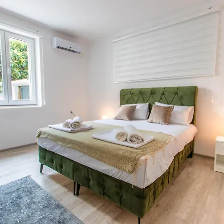Aviora - Next To The Old Town Apartman *