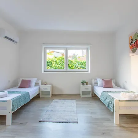 Aviora - Next To The Old Town Apartman *