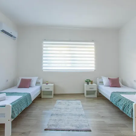 Aviora - Next To The Old Town Apartman *